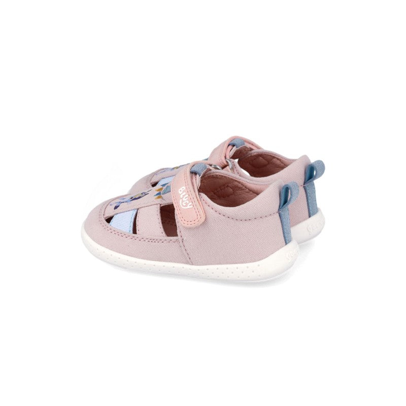 Par de sandálias infantis Garvalin Bluey cor-de-rosa, vistas de um ângulo traseiro, evidenciando o apoio do calcanhar e a sola.