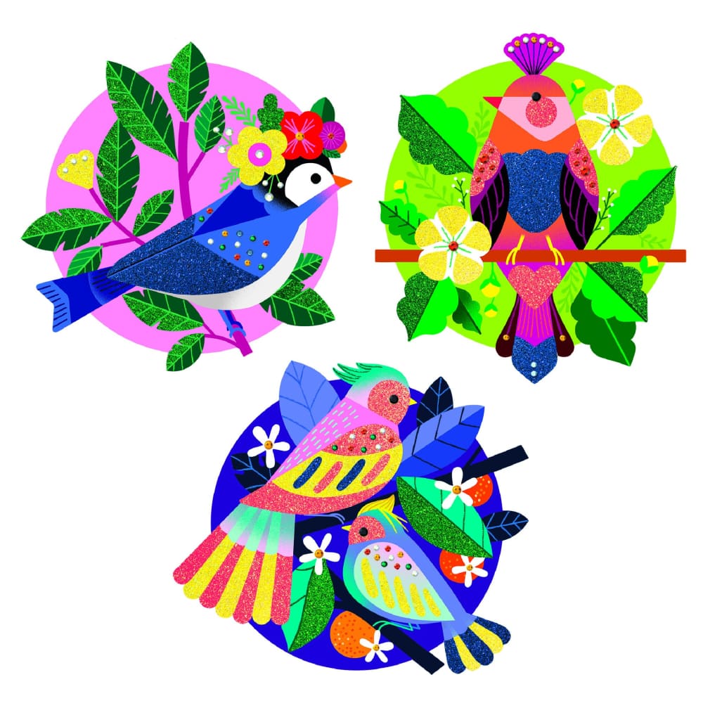 Três designs de pássaros com glitter e strass finalizados do kit Djeco Paraíso, exibindo cores vibrantes e brilho.