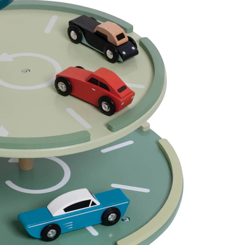 Vista de perto dos carros de madeira vermelhos, pretos e azuis no Classic World Parking Vintage, estacionados nos diferentes níveis do parque.