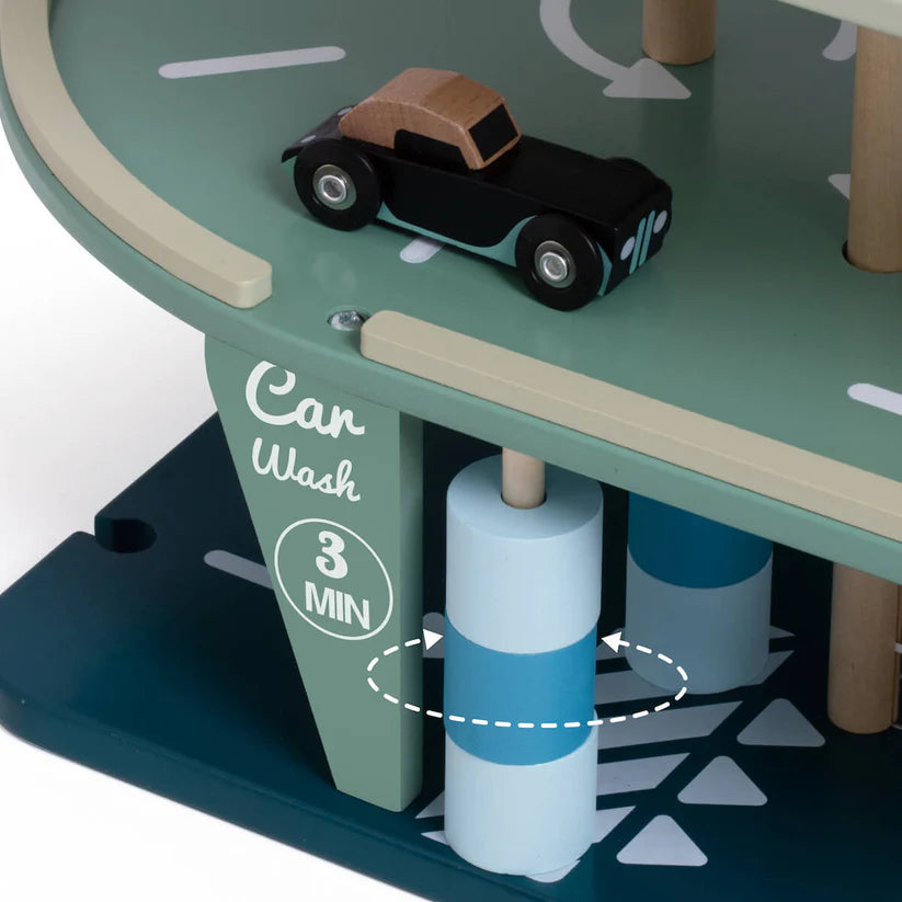 Detalhe da área de lavagem de carros do Classic World Parking Vintage, com rolos giratórios e o sinal "Car Wash 3 MIN".