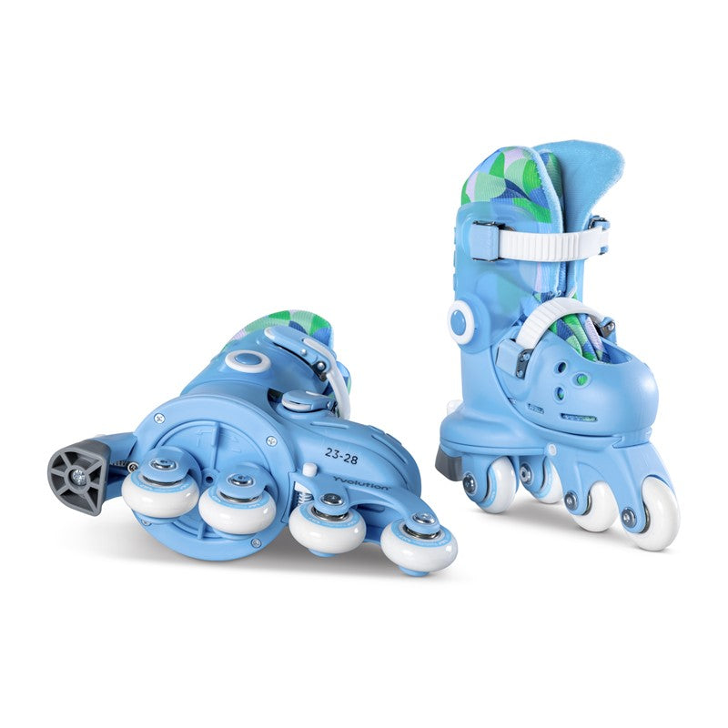 Par de patins infantis Yvolution Twista azuis em configuração de rodas paralelas, um deitado e outro em pé, mostrando o sistema de rodas traseiras ajustável.