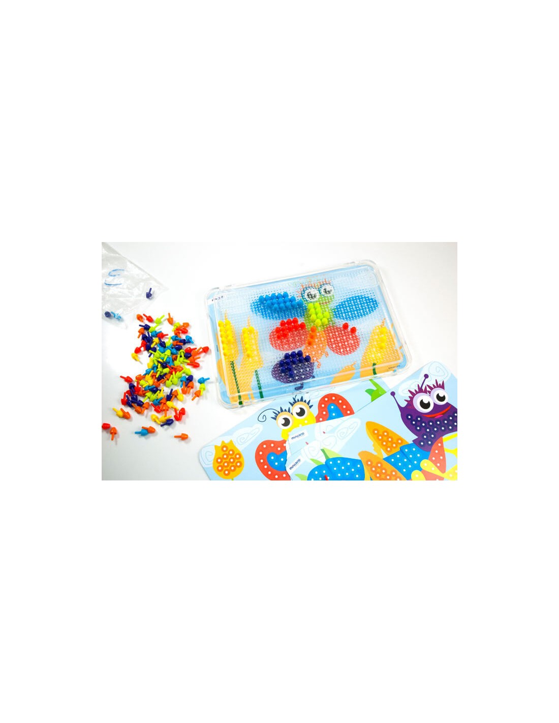 Conjunto Miniland Pegs 180 peças 10mm com painel transparente, pinos coloridos espalhados e cartões de exemplo de figuras.
