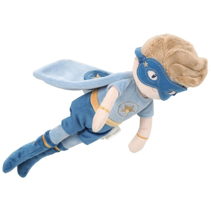 O Peluche Super-herói Jim a flutuar ou a voar, simulando um voo de super-herói, com a capa ao vento.