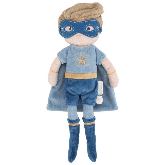Imagem de estúdio do Peluche Super-herói Jim em pé, mostrando o fato completo de super-herói em tons de azul e dourado.