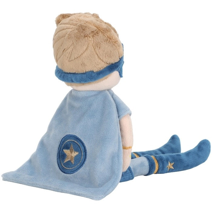 Vista traseira do Peluche Super-herói Jim sentado, destacando a capa azul com o emblema de estrela dourada.