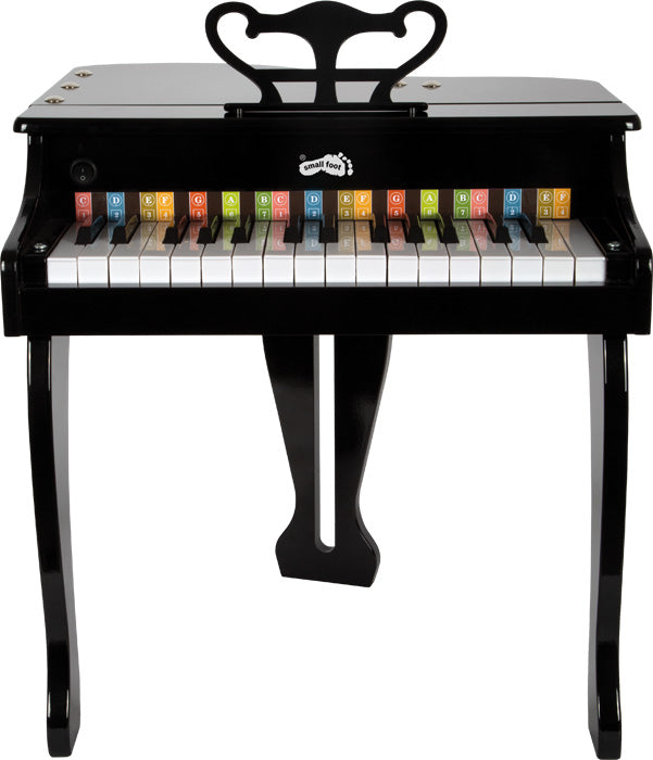 Vista frontal do piano small foot, com a tampa fechada, mostrando o design elegante e sofisticado.
