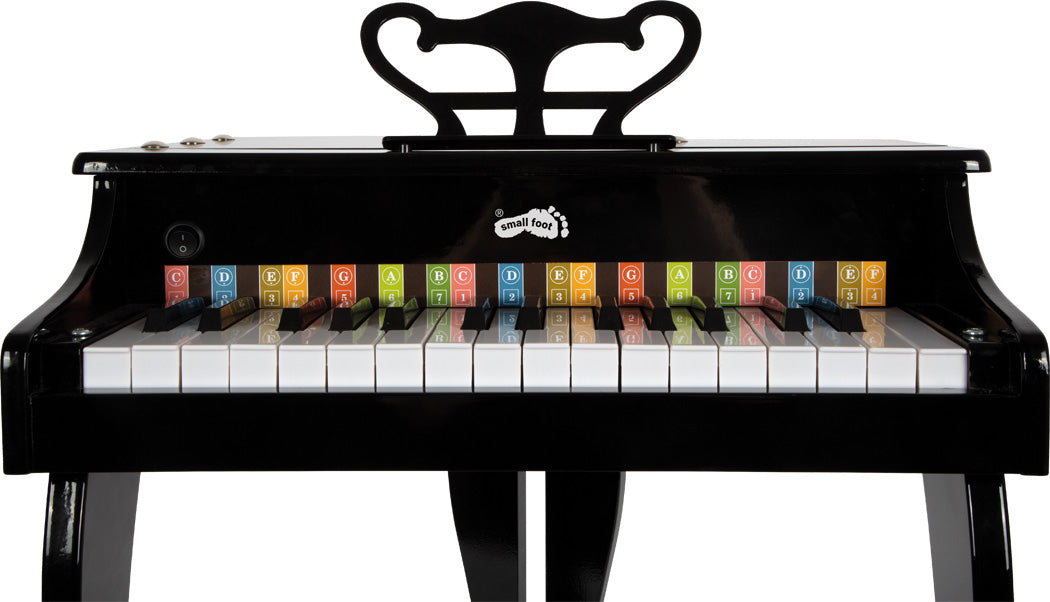 Close-up das teclas do piano small foot, destacando as letras e as cores vibrantes.