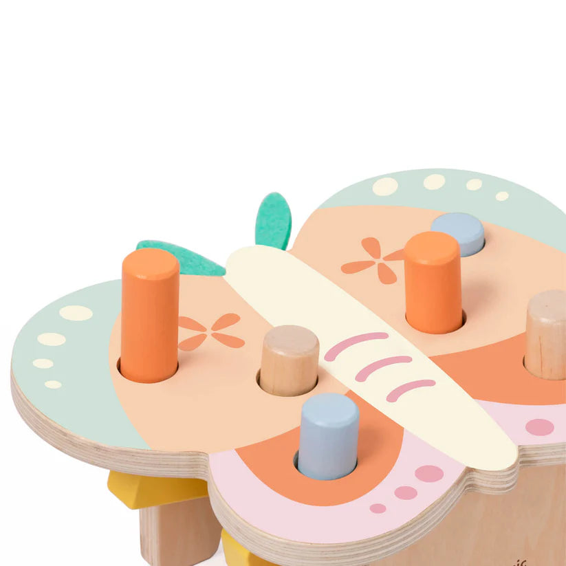 Detalhe da superfície do Classic World Jogo de martelar Borboleta, mostrando os pinos e os padrões coloridos.