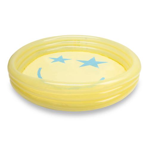 Piscina insuflável infantil Smile da Swim Essentials, vista geral de 150cm de diâmetro, amarela com desenho de rosto sorridente e estrelas azuis.