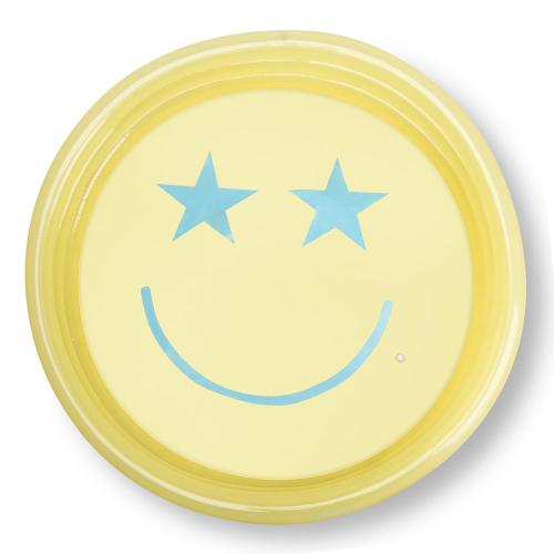Detalhe do design da piscina insuflável Smile, mostrando o rosto sorridente com estrelas azuis como olhos, em fundo amarelo translúcido.