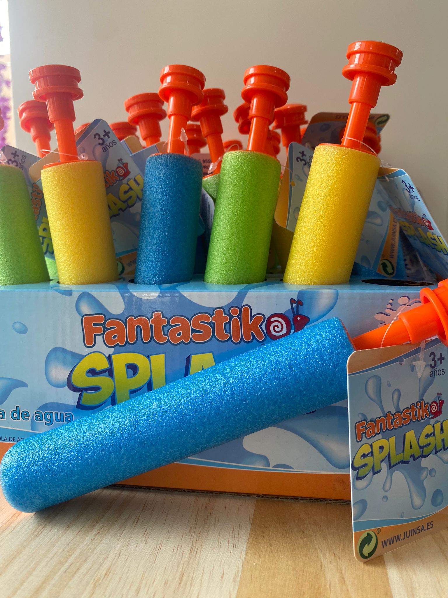 Pistola de água Fantastiko SPLASH em espuma azul, com mecanismo de bombeamento visível, pronta para brincadeiras de verão.