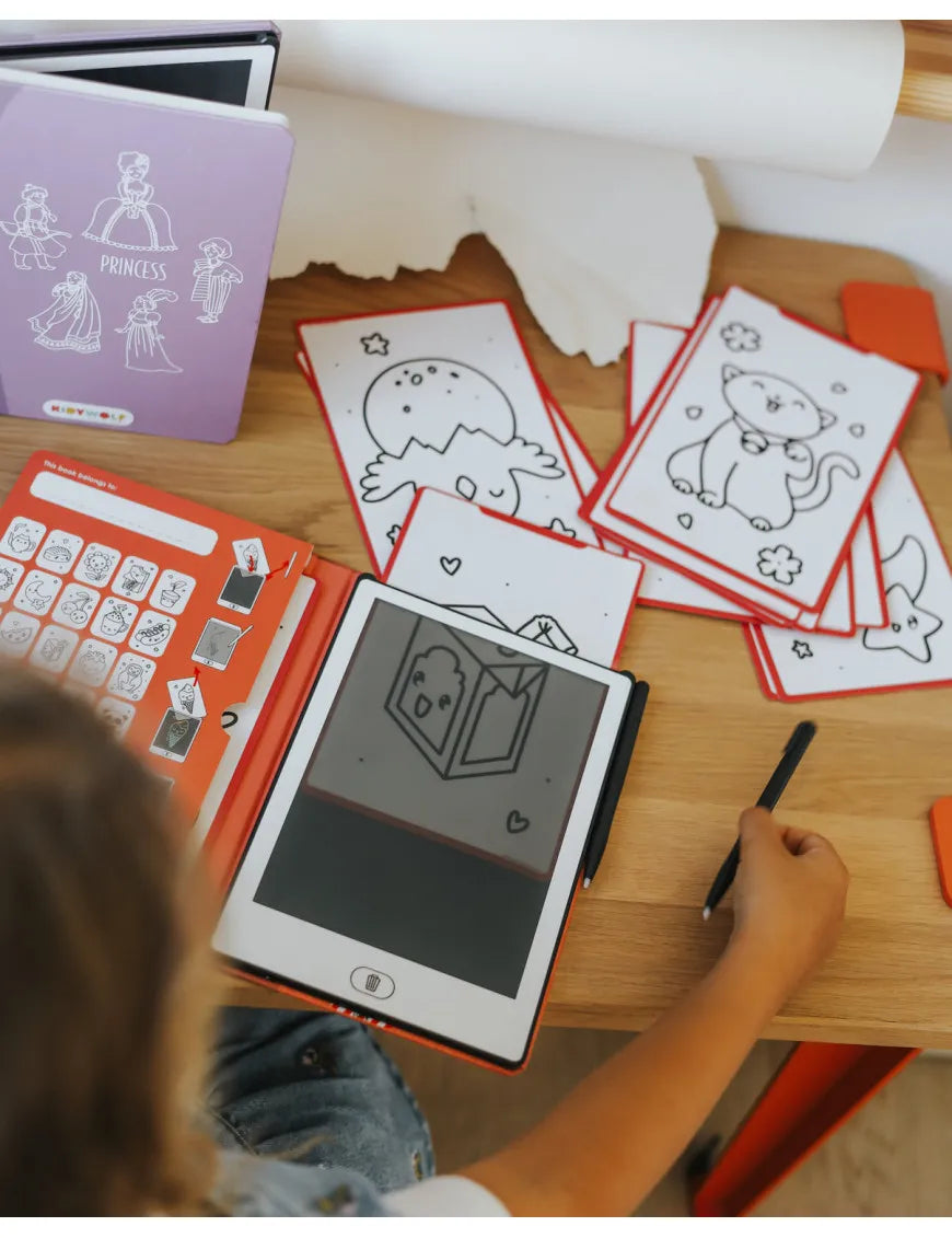 O tablet de desenho KidyWolf Kawai numa secretária, aberto e pronto a usar, mostrando o seu ecrã e a caneta para traçar desenhos.