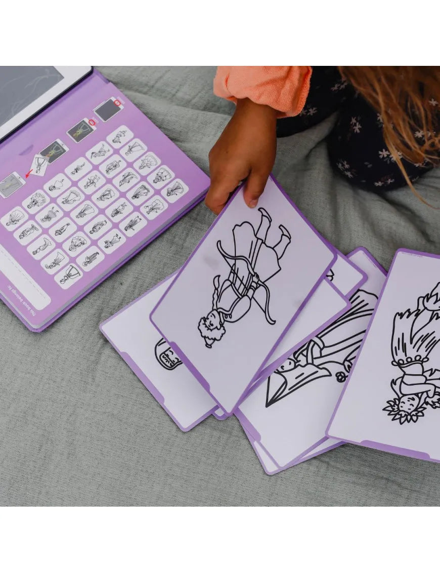 Mão de criança a escolher um cartão de ilustração do tema Princesas para decalcar no ecrã transparente do tablet KidyWolf.