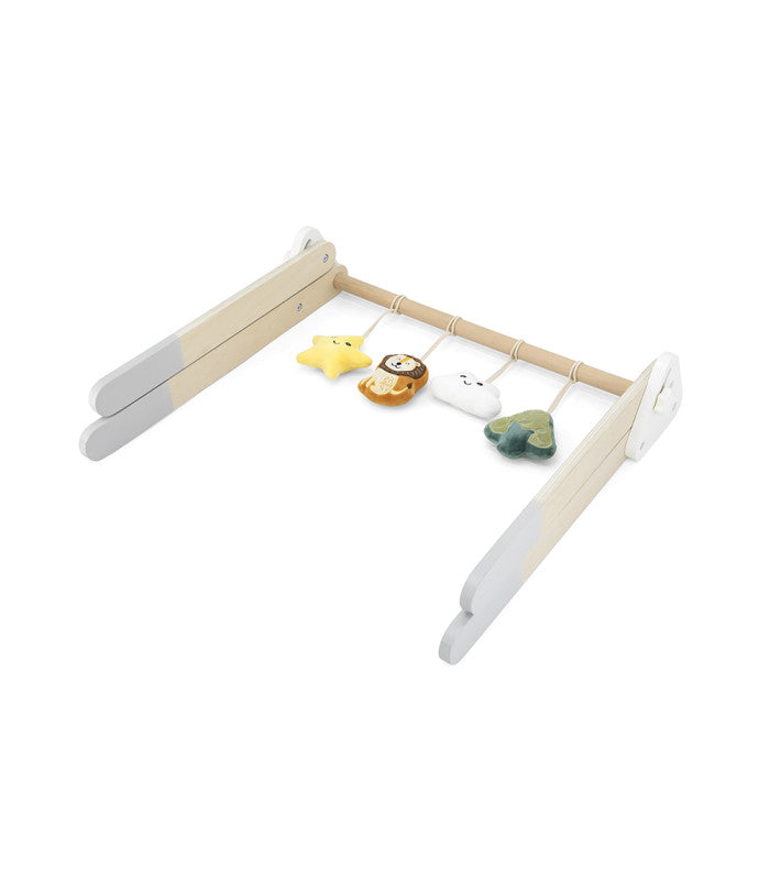 Ginásio de atividades PolarB para bebés, com estrutura em madeira clara e brinquedos pendurados em forma de estrela, leão, nuvem e árvore de natal.