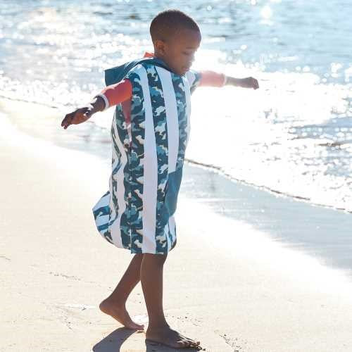 Poncho de praia azul camuflado com a respetiva bolsa de transporte.