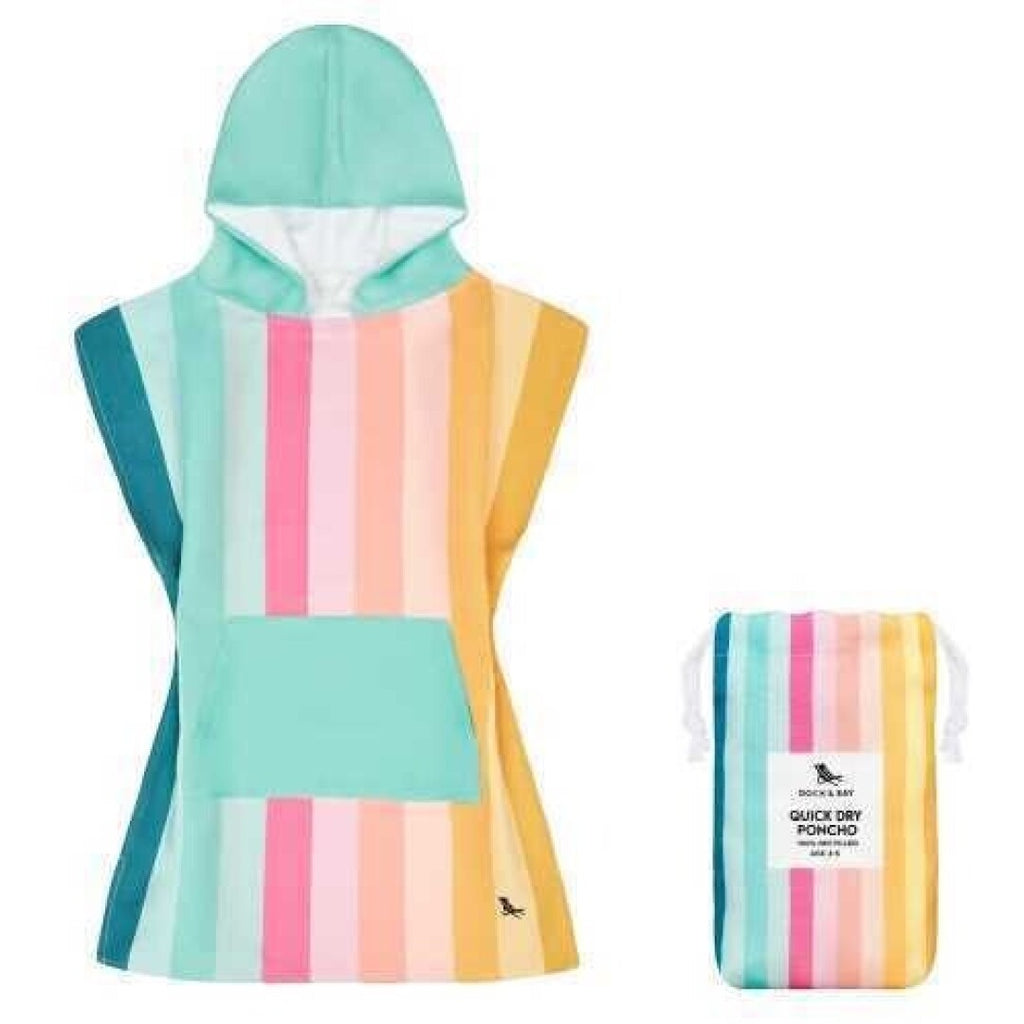 O poncho toalha Dock and Bay azul-marinho com pormenor das bolsas de malha na parte inferior, permitindo que a areia caia facilmente.