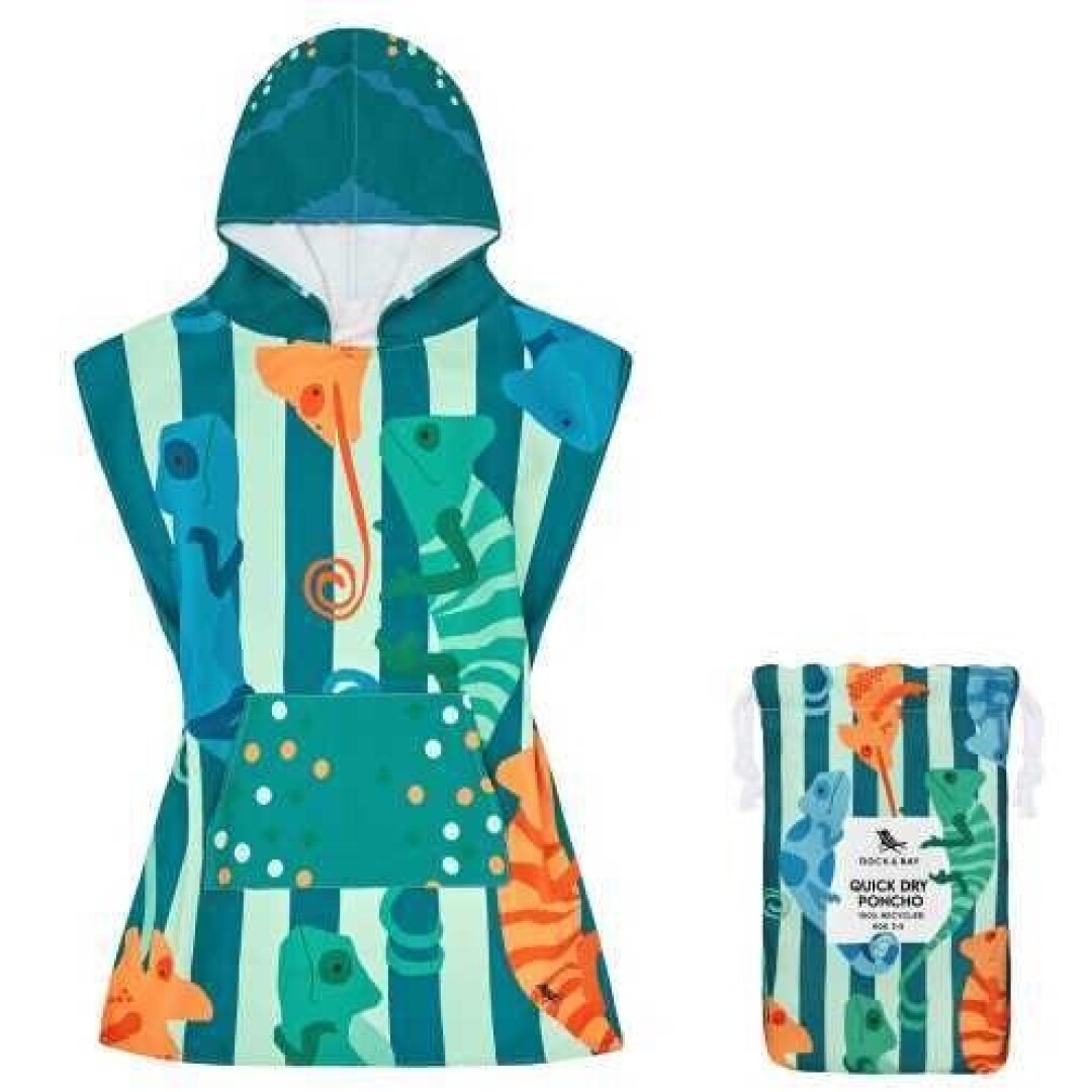 Poncho toalha Dock and Bay dobrado e guardado na sua bolsa de transporte compacta, mostrando a portabilidade para férias e praia. Tamanho S (3-5 anos).
