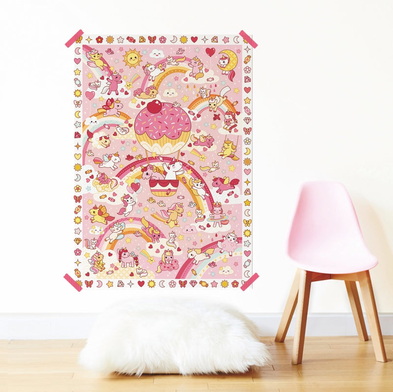 Poster Poppik de Unicórnios concluído, decorado com autocolantes, pendurado numa parede rosa pastel ao lado de uma cadeira infantil.