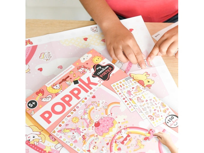 Criança a aplicar autocolantes de unicórnios no poster Poppik, mostrando a embalagem do kit criativo com mais de 150 autocolantes.