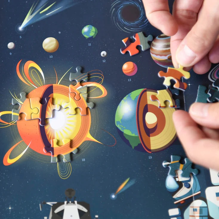 Mãos a montar secções de um puzzle da astronomia, focando-se nas representações do Sol e da Terra em corte transversal.