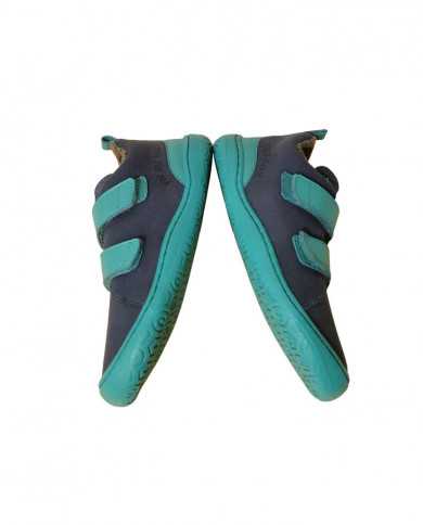 Par de sapatos Poppis YOYO AQUA em microfibra, azul-escuro e turquesa, virados um para o outro, mostrando o design barefoot.