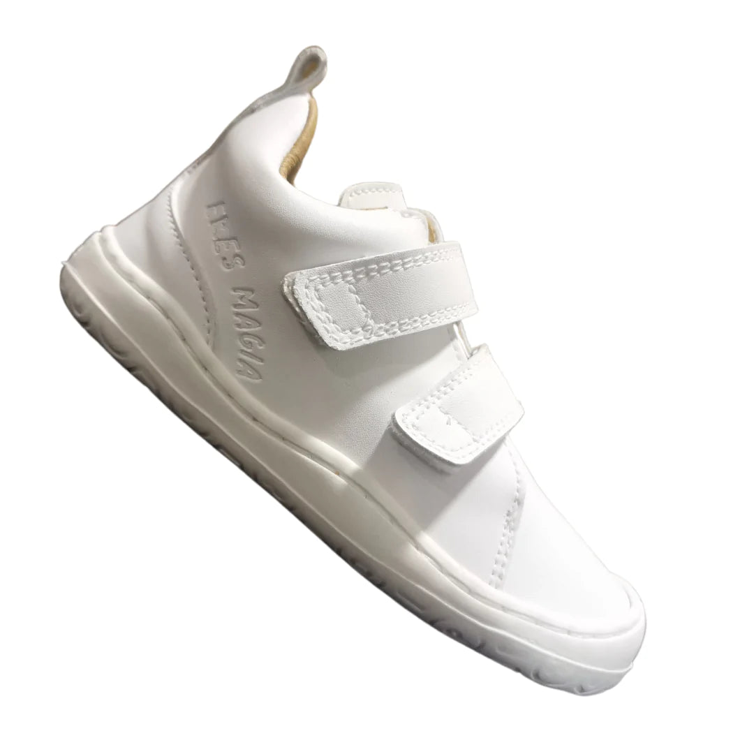 Sapato Poppis YOYO NUBE branco em microfibra, estilo desportivo com fecho de velcro duplo e puxador traseiro.