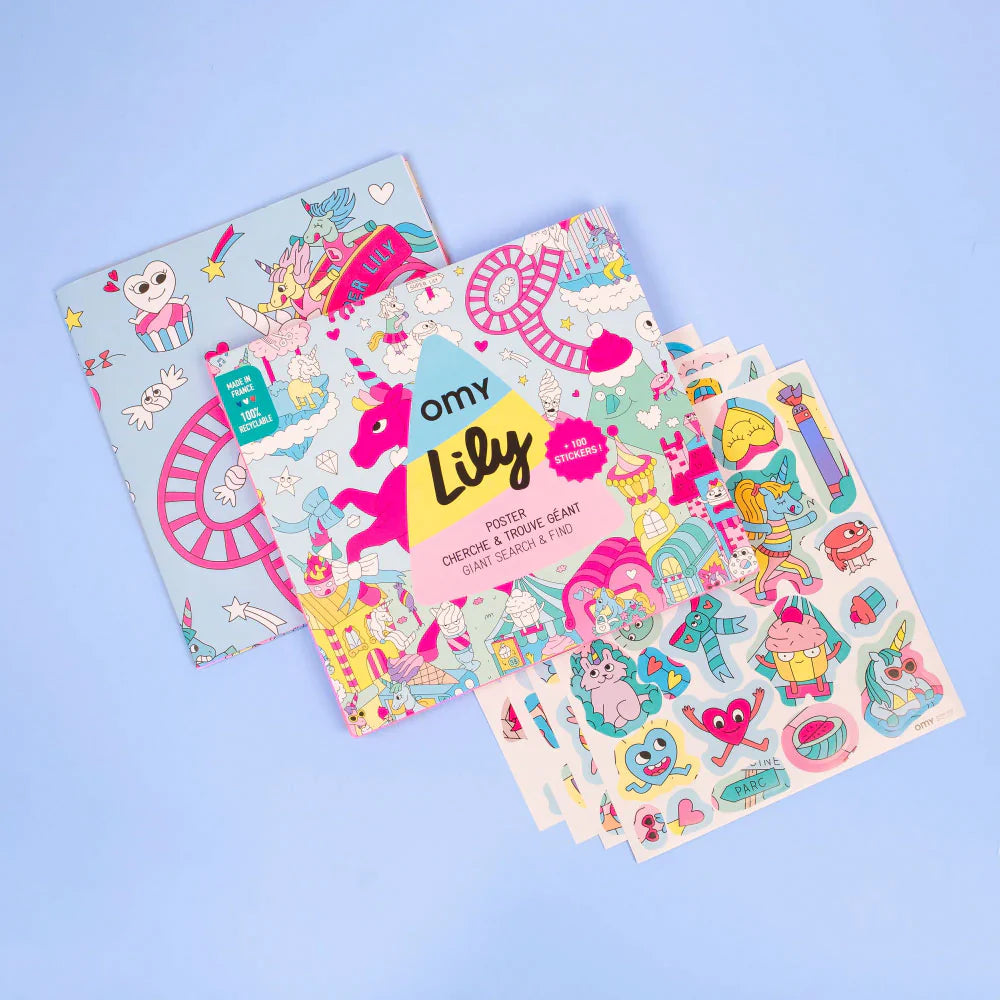 Vista geral de vários artigos OMY Lily, incluindo o poster dobrado, o poster desdobrado parcialmente e folhas de autocolantes coloridos.