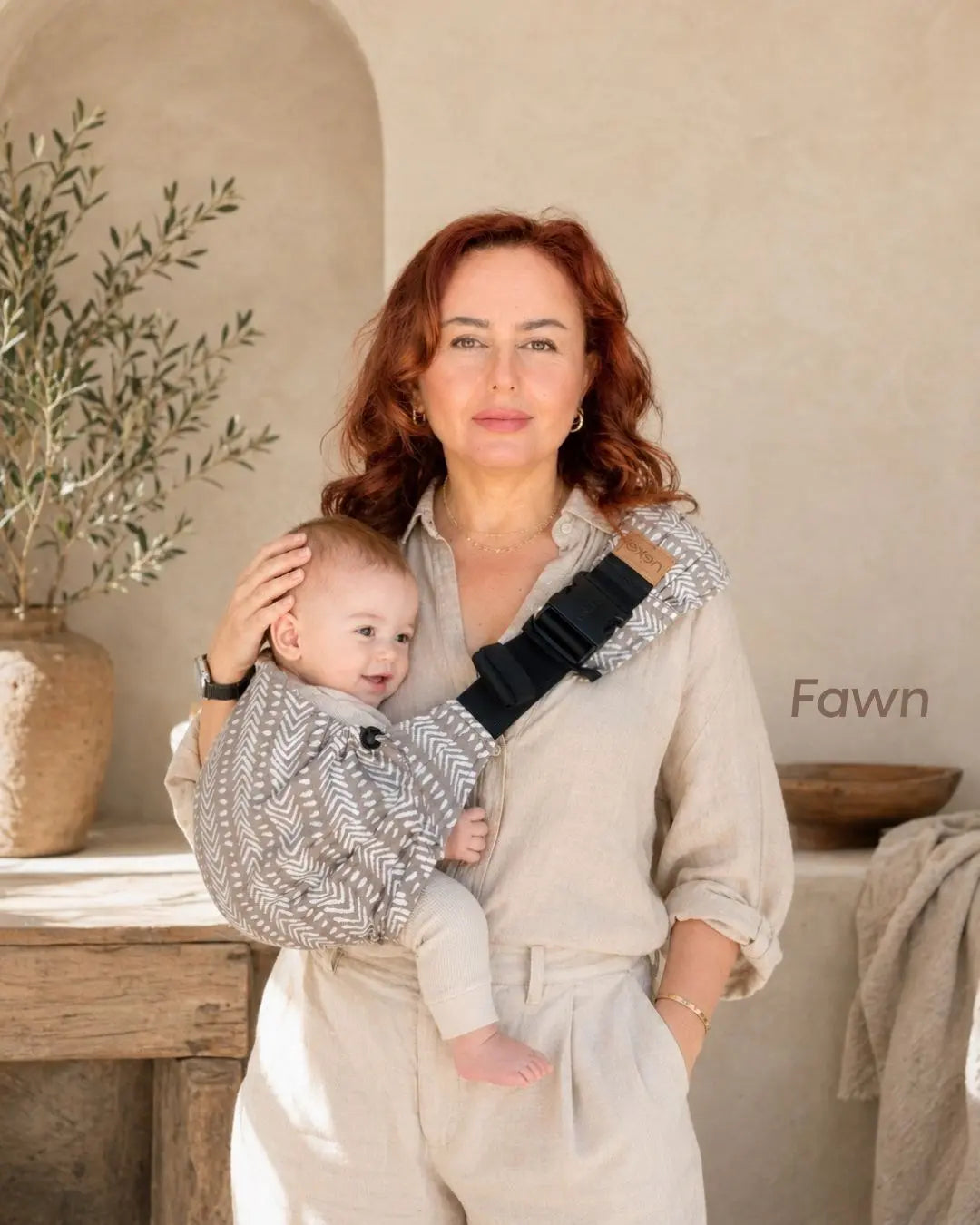Pouch Sling Neko Up & Down na cor Fawn, um porta-bebés ergonómico e prático para o dia a dia.