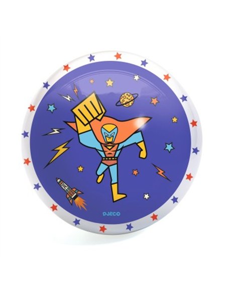 Prato redondo de melamina azul com ilustração de um super-herói em pose de ataque, rodeado por estrelas, raios e um foguetão. Design Djeco.
