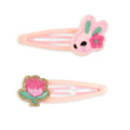 Par de presilhas de cabelo em metal cor de rosa pálido com apliques bordados: um coelho rosa com glitter e uma flor, e uma flor rosa e verde com contorno dourado.