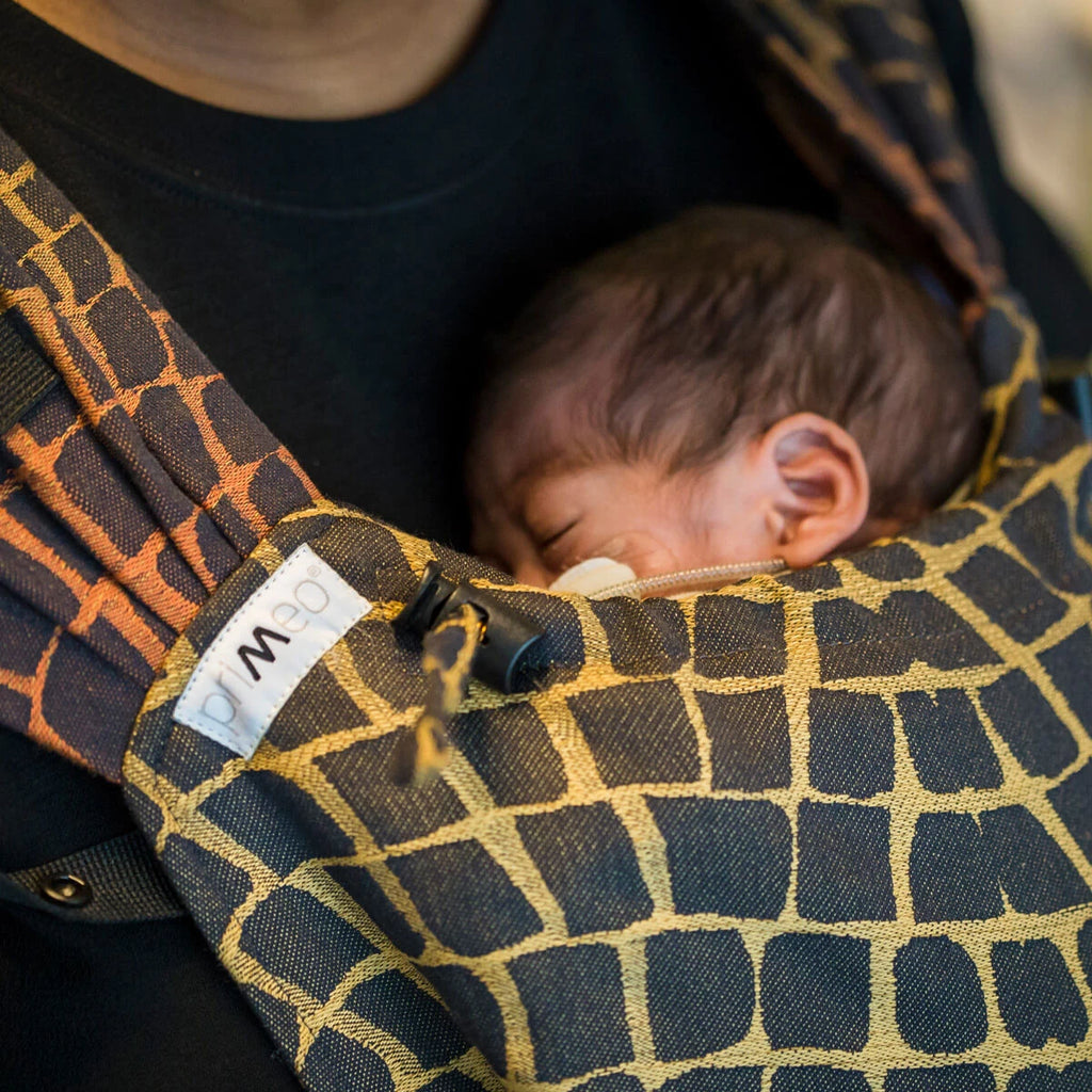 Bebé a dormir confortavelmente na mochila Hoppediz Primeo Darwin Black.