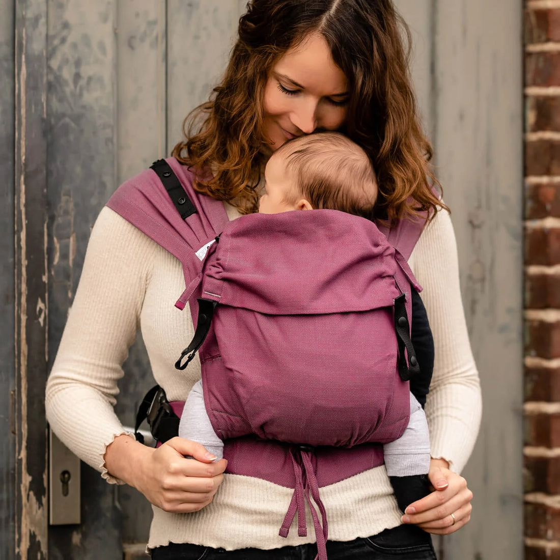 Mochila Hoppediz Ajustável BabySize Primeo Mallorca de cor rosa, vista de frente.