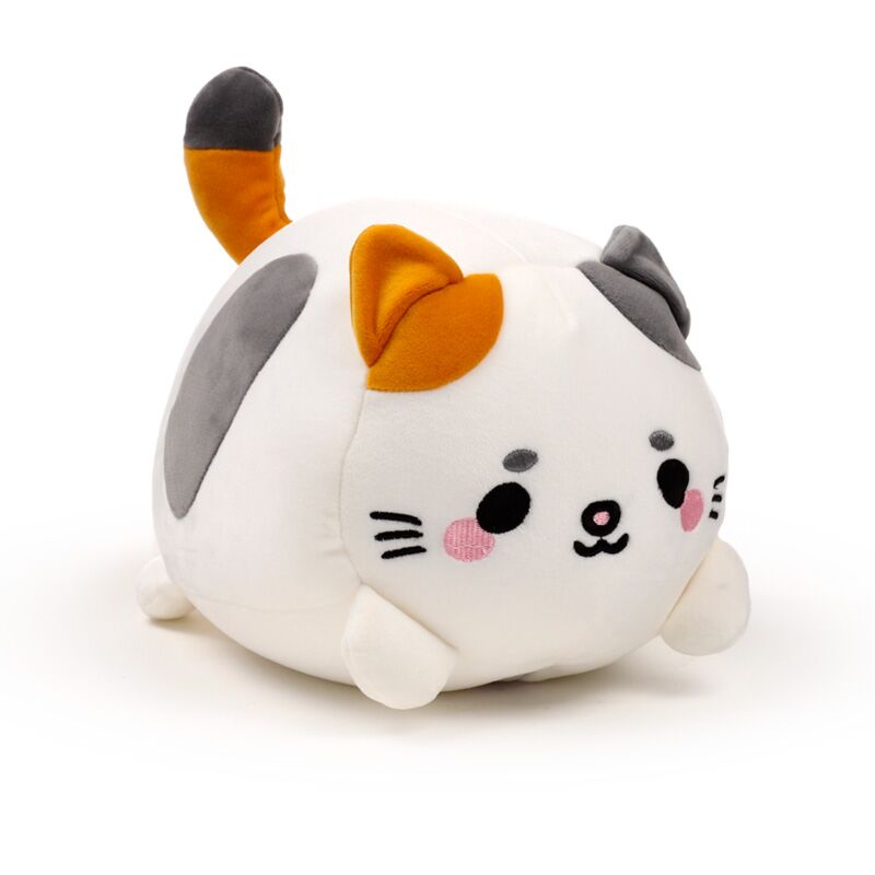 Peluche Adoramals Gato da Puckator, com design tricolor, em detalhe, mostrando a textura macia e o design adorável.