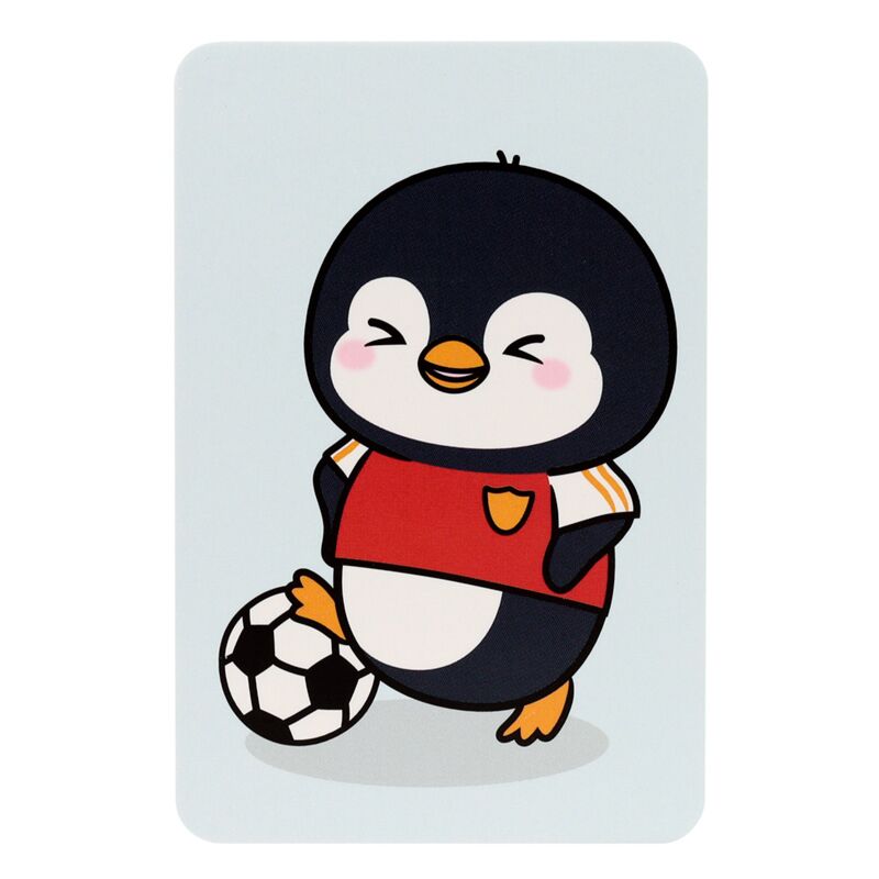 Close-up de uma carta do jogo de memória Adoramals Selvagem, mostrando um pinguim com uma bola de futebol.