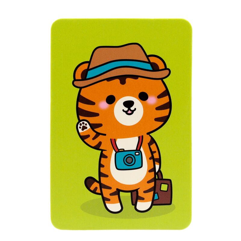 Close-up de uma carta do jogo de memória Adoramals Selvagem, mostrando um tigre com chapéu e máquina fotográfica.
