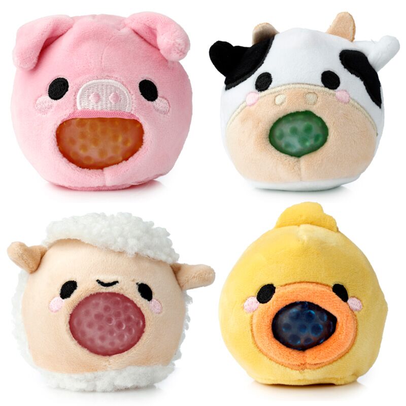 Quatro brinquedos de pelúcia Queasy Squeezies Adoramals, mostrando porco, vaca, ovelha e pintinho, cada um com uma bola espremível colorida no centro.