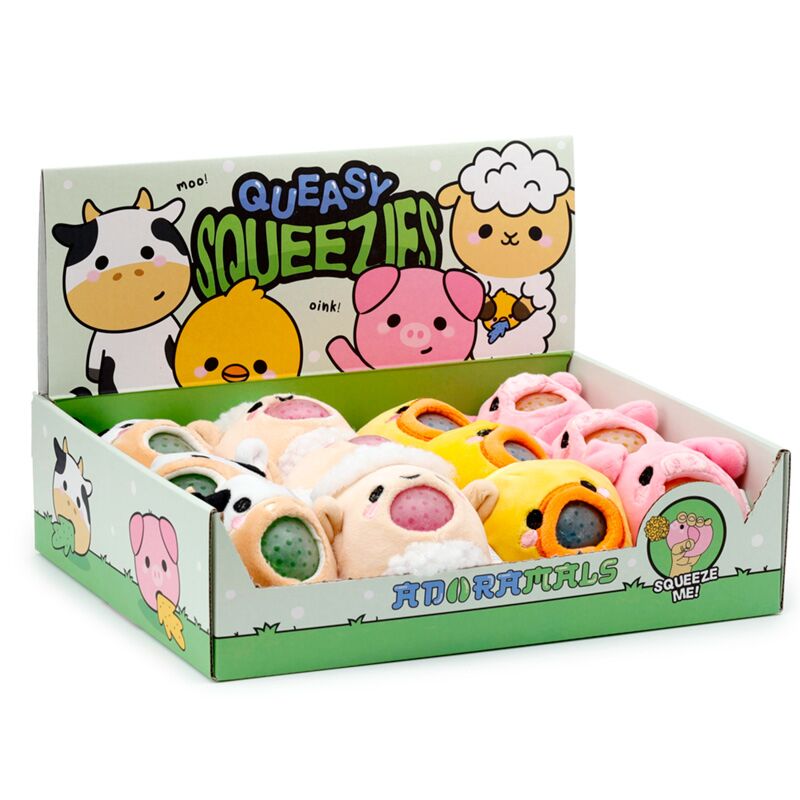 Caixa expositora com vários brinquedos de pelúcia Queasy Squeezies Adoramals da Puckator, em formato de animais de quinta.
