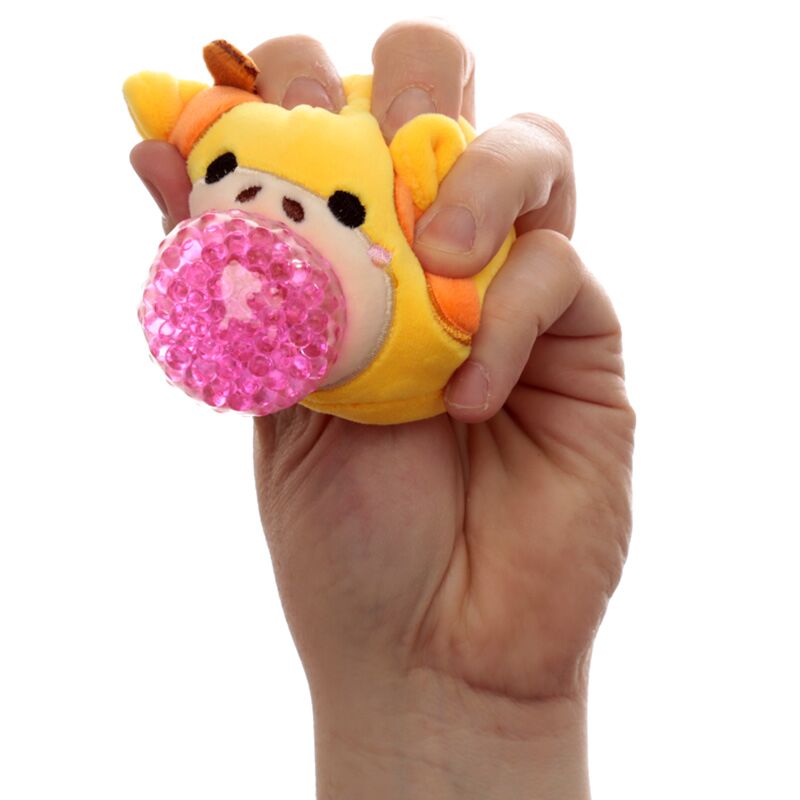 Mão a espremer um Adoramal Queasy Squeezies da Puckator em forma de girafa, mostrando as contas cor-de-rosa no interior.