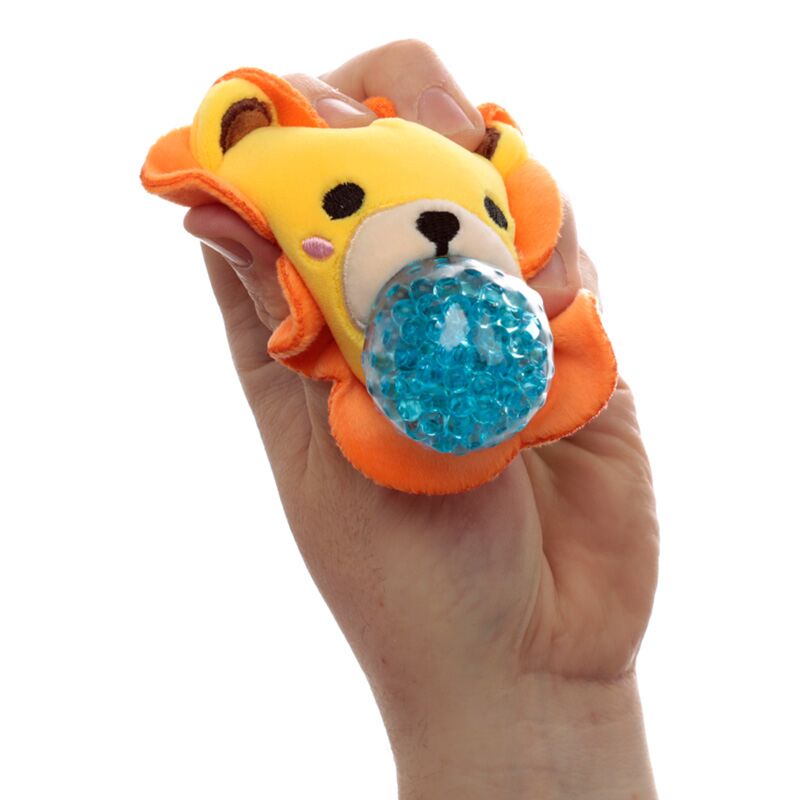 Mão a espremer um Adoramal Queasy Squeezies da Puckator em forma de leão, mostrando as contas azuis no interior.