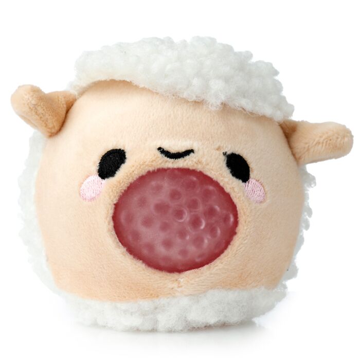Brinquedo de pelúcia Queasy Squeezies Adoramals em forma de ovelha, mostrando o detalhe da bola espremível rosa.