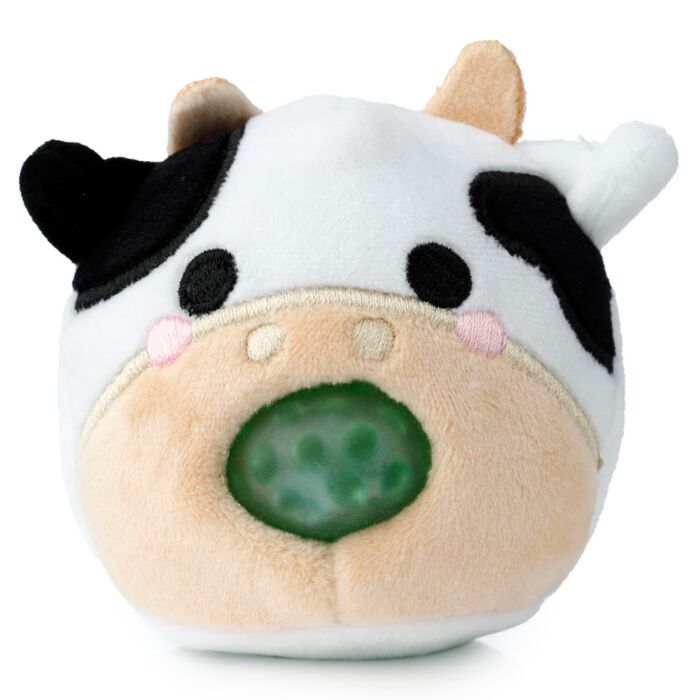 Brinquedo de pelúcia Queasy Squeezies Adoramals em forma de vaca, mostrando o detalhe da bola espremível verde.