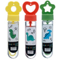 Três frascos de bolhas de sabão Puckator Dinosauria Jr com tampas coloridas em forma de flor (amarela), coração (vermelha) e estrela (verde).