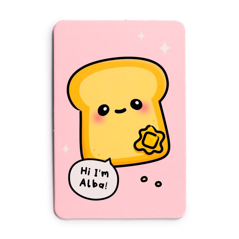 Cartão de memória Foodiemals da Puckator com desenho de uma fatia de pão torrado animada, cor-de-rosa, a dizer "Hi I'm Alba!".