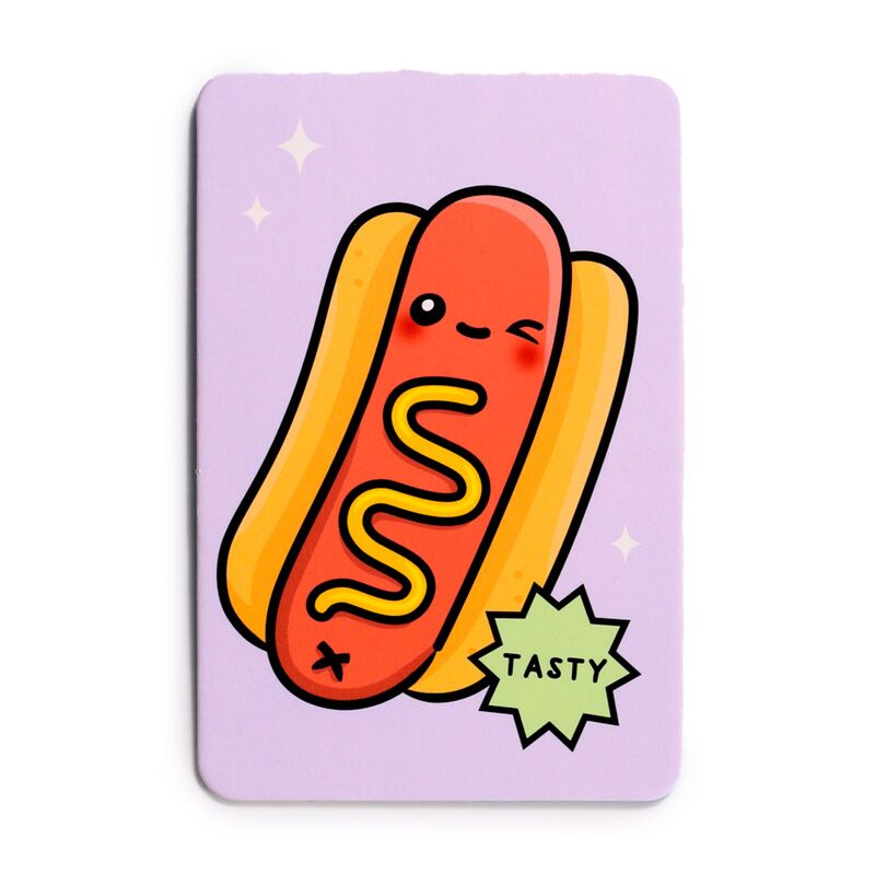 Carta de memória Foodiemals com um cachorro-quente (hot dog) sorridente com mostarda, com a palavra "TASTY", sobre fundo lilás.