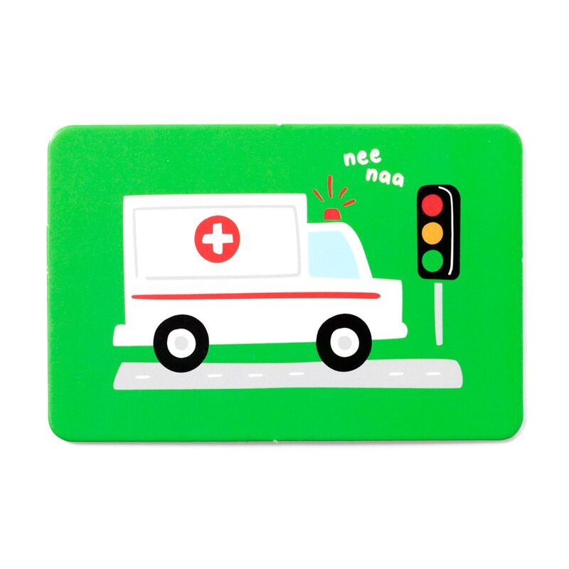 Carta de memória infantil Puckator Little Motors com uma ambulância branca e vermelha junto a um semáforo num fundo verde.