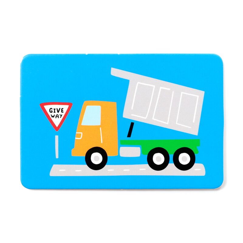 Carta de memória infantil Puckator Little Motors com um camião basculante amarelo e verde e um sinal de "Give Way" num fundo azul.