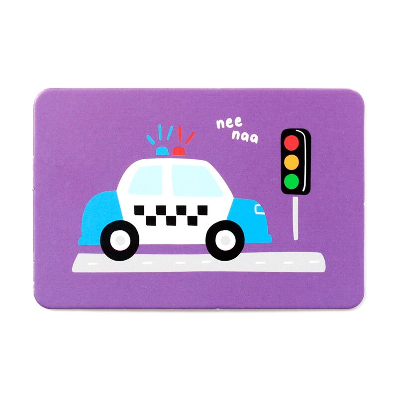 Carta de memória infantil Puckator Little Motors com um carro da polícia azul e branco junto a um semáforo num fundo roxo.