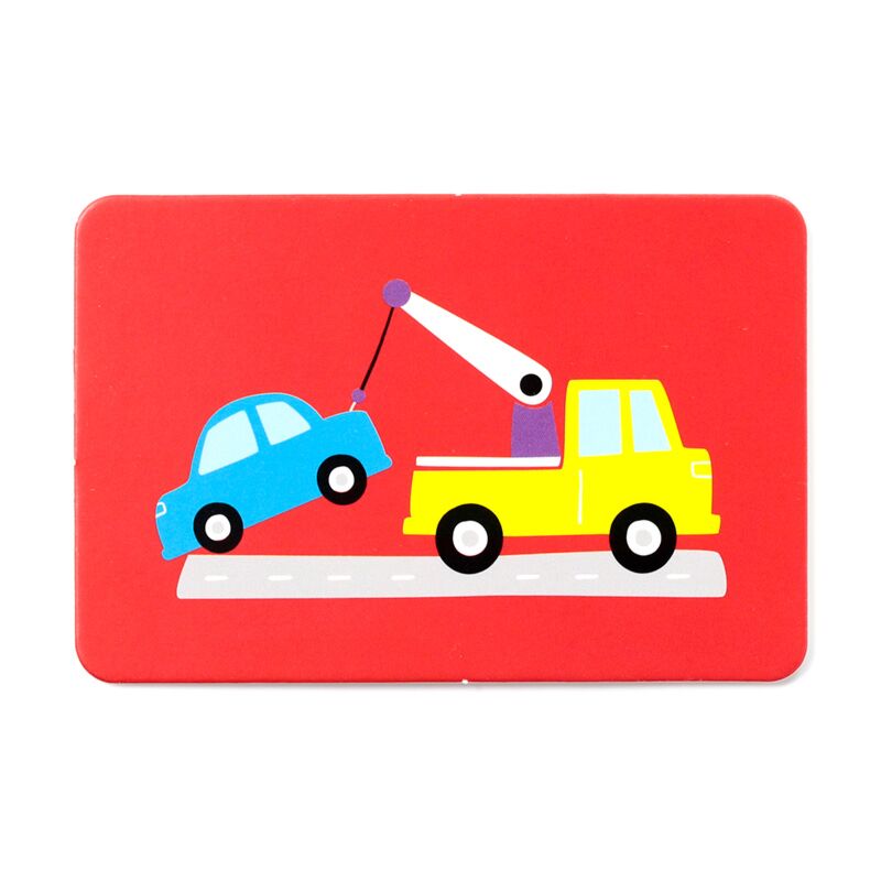 Carta de memória infantil Puckator Little Motors com um reboque amarelo a levantar um carro azul num fundo vermelho.
