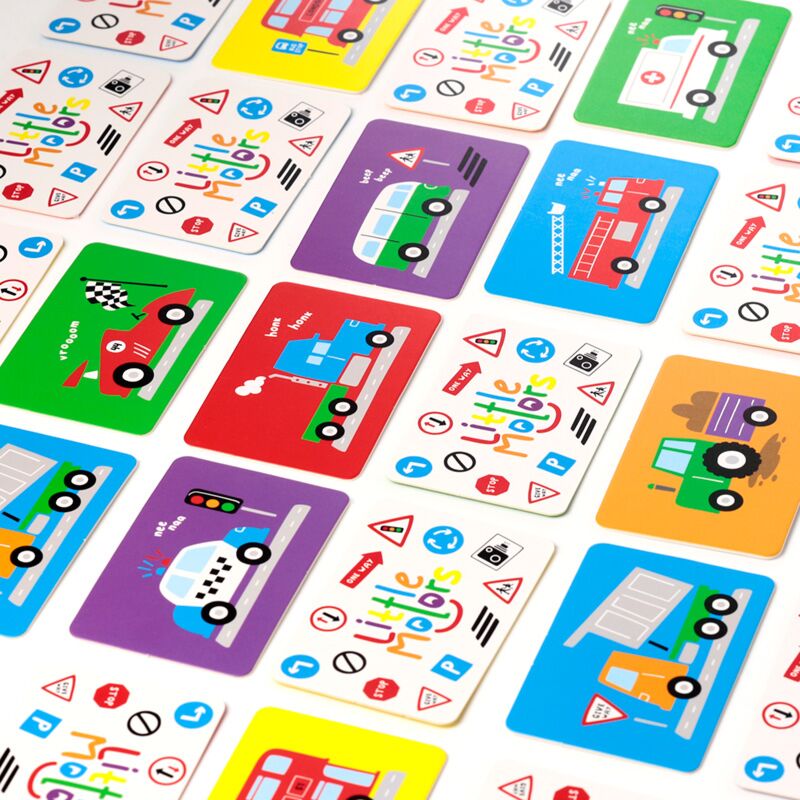 Detalhe das cartas do jogo Little Motors, mostrando a variedade de cores e ilustrações de veículos e sinais de trânsito.
