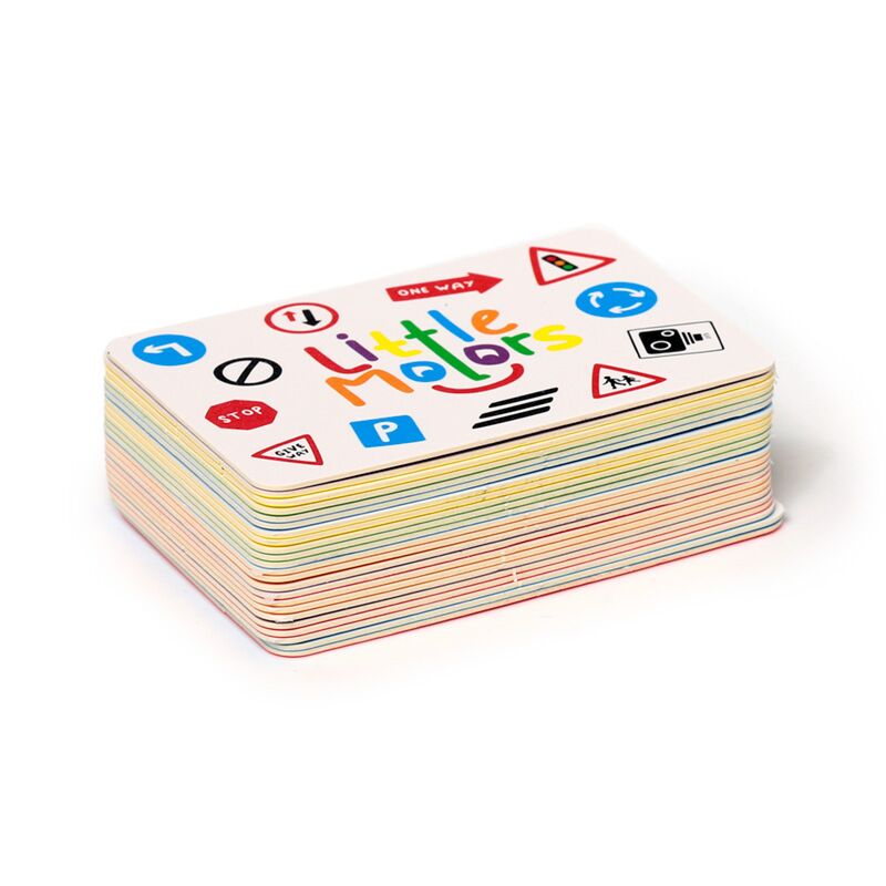 Pilha de cartas do jogo Little Motors, vista de perto, mostrando os detalhes das ilustrações e as cores vibrantes.